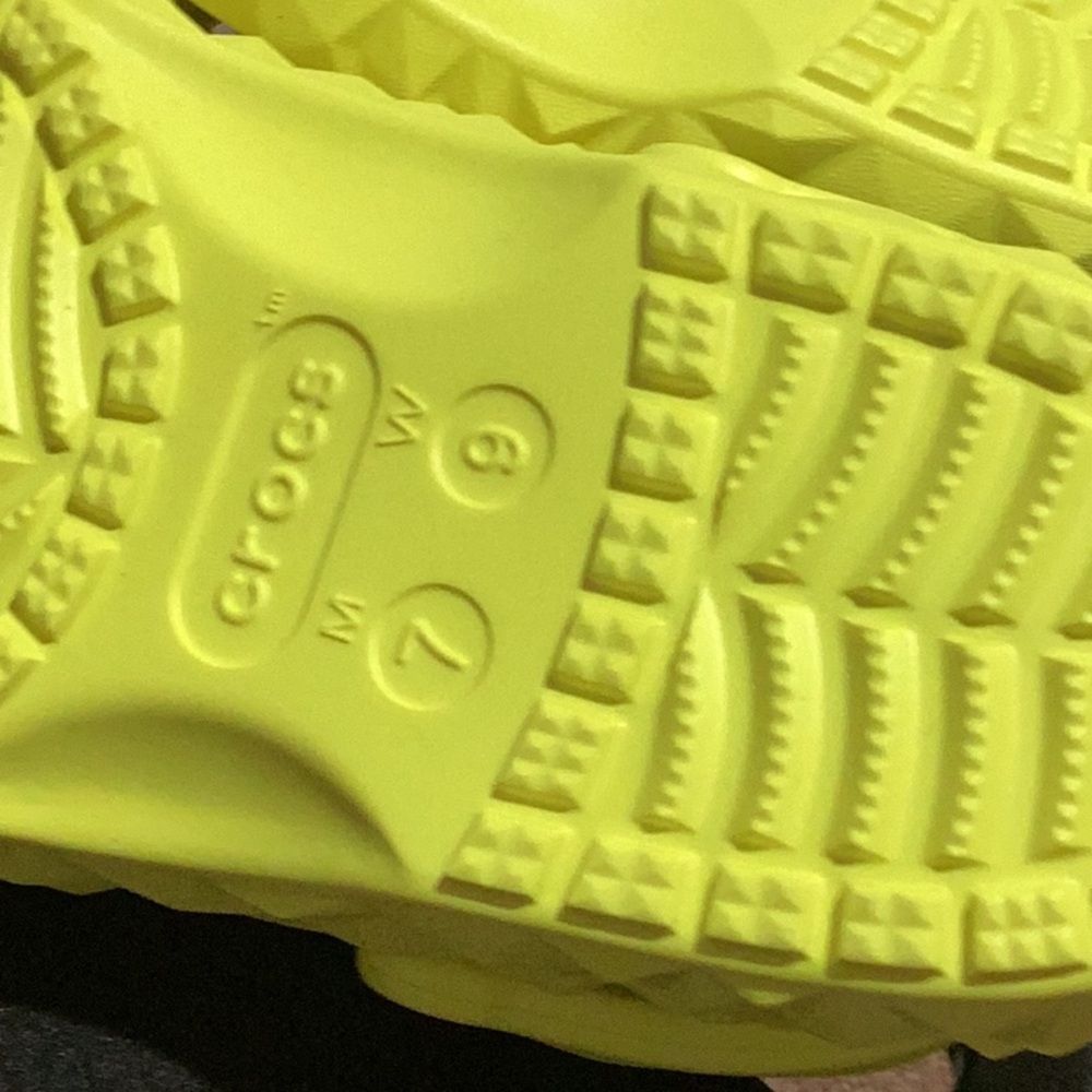 CROCS Classic Geometric Clog - Size 9 - Picture 6 of 6